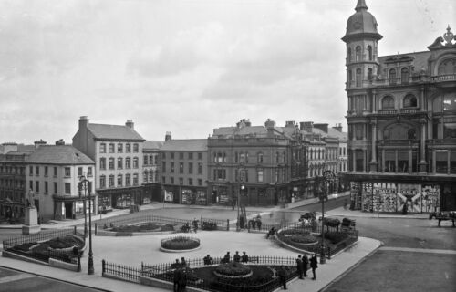 View of The Diamond in 1907 after the new Austins department store was opened. The new five story elaborate store with corner tower commands the town centre. It also overlooks the new public park on the site of the old Town Hall. 

Photo taken by Robert French sometime between 1865 and 1903.

(Image reproduced courtesy of the National Library of Ireland).